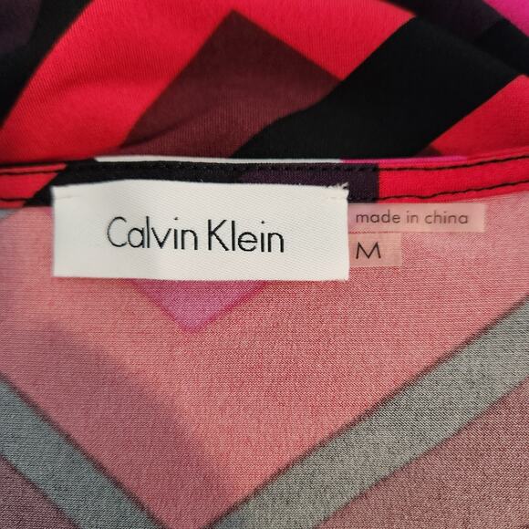 Calvin Klein Top – Geometric Chevron Sleeveless with Draped Neckline Stretch Fit - Picture 3 of 7